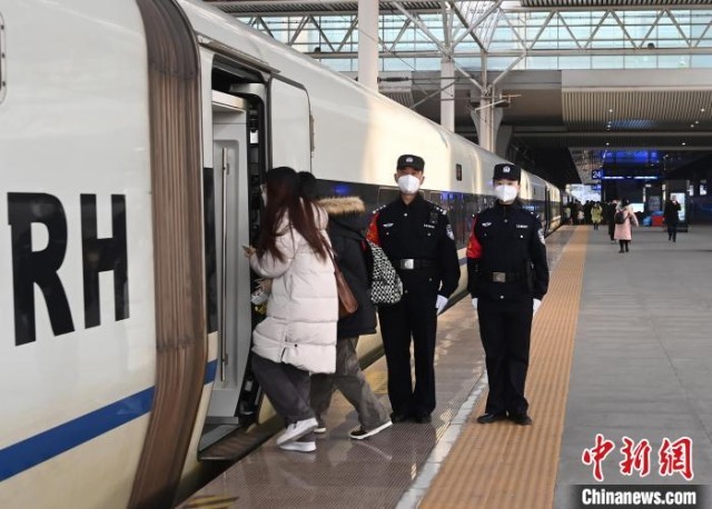 张金玉(左)和张婧煜在维护登车秩序。 安源 摄