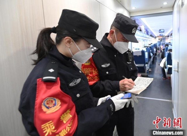 张金玉(后)和张婧煜在梳理信息。 安源 摄