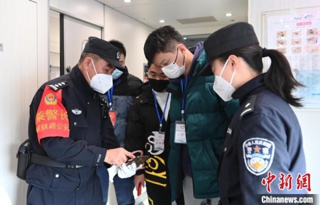 张金玉(左)和张婧煜和列车上的志愿者进行交流。 安源 摄