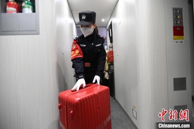 张婧煜帮助旅客安置行李。 安源 摄