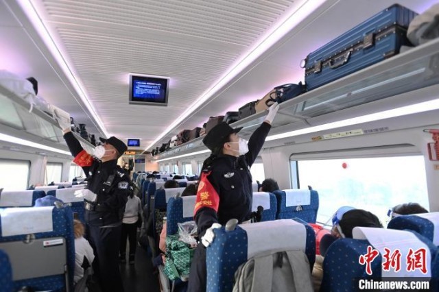 张金玉和张婧煜(右)在车厢里巡视。 安源 摄