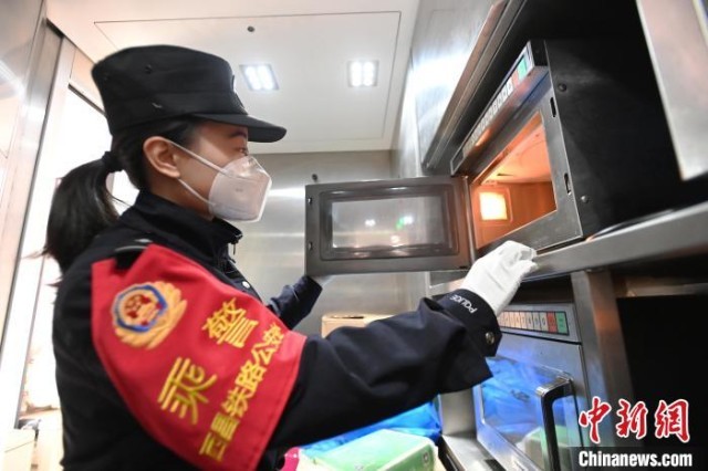 张婧煜在列车上进行安全检查。 安源 摄