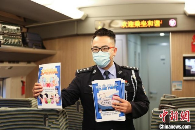 Agzy 铁路警察以魔术诠释春运安全知识 曾用魔术抓逃犯_爱国主义_中国青年网
