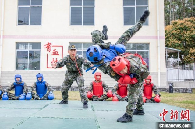 广西北海武警官兵开展搏击对抗训练