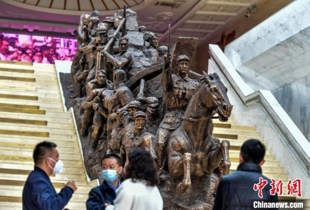 纪念馆内高3米、长10米大型主题雕塑《军垦魂》。　刘新 摄