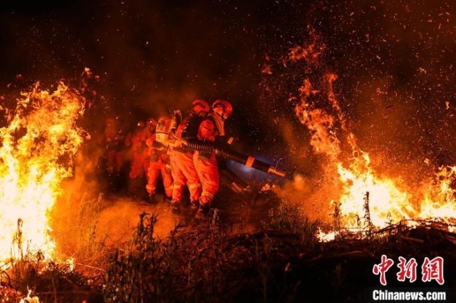 森林消防员结合驻地任务形势开展夜间灭火行动演练。　陈昊�� 　摄