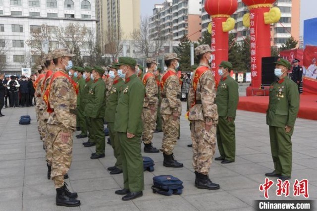 参战老兵为新兵佩戴光荣花. 张鑫 摄