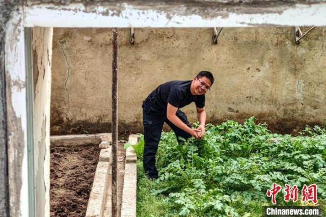 移民管理警察罗忠江在公珠湖执勤点的大棚内。 龙小凤 摄