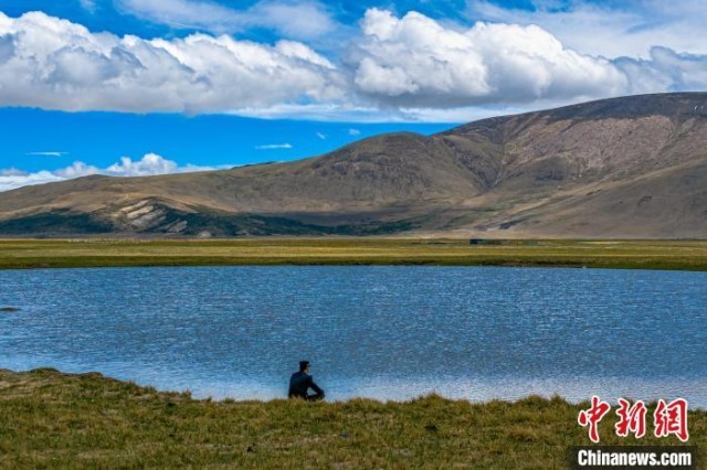 资料图为执勤民警何宗源在公珠湖畔湿地留影。 龙小凤 摄