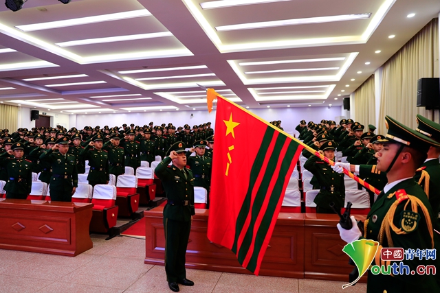 武警北京总队千余名新兵迎来授衔成人礼