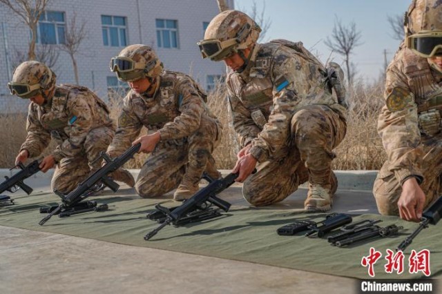 空军西安飞行学院某场站举行警卫新兵授枪仪式