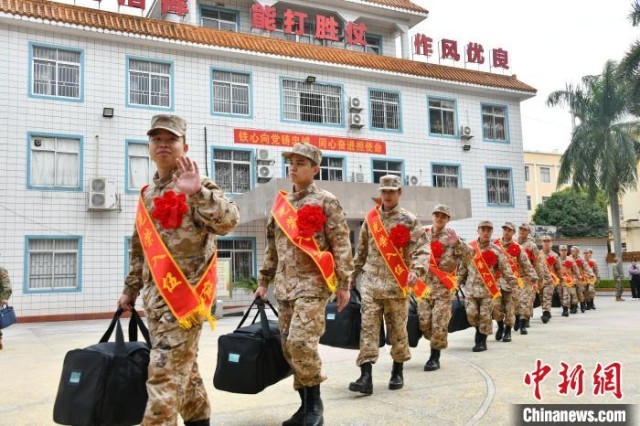 Agzy 广西入伍新兵奔赴军营_爱国主义_中国青年网