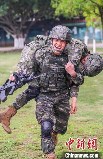广西来宾武警官兵开展强化训练