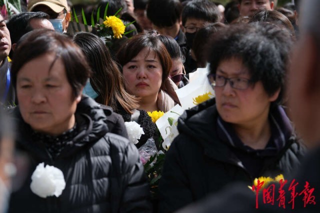 Agzy 送别蓝天救援队队员王宏春、刘建民烈士_爱国主义_中国青年网