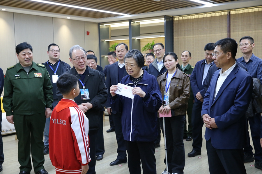 贺晓明一行参观兴县关向应图书馆