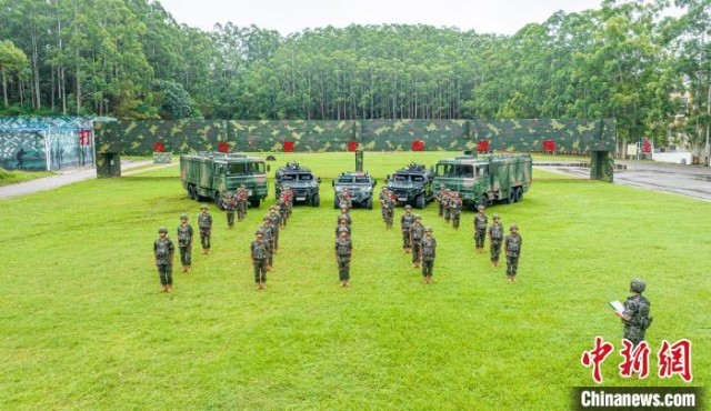 广西武警新兵授枪仪式:青春誓言铸钢枪