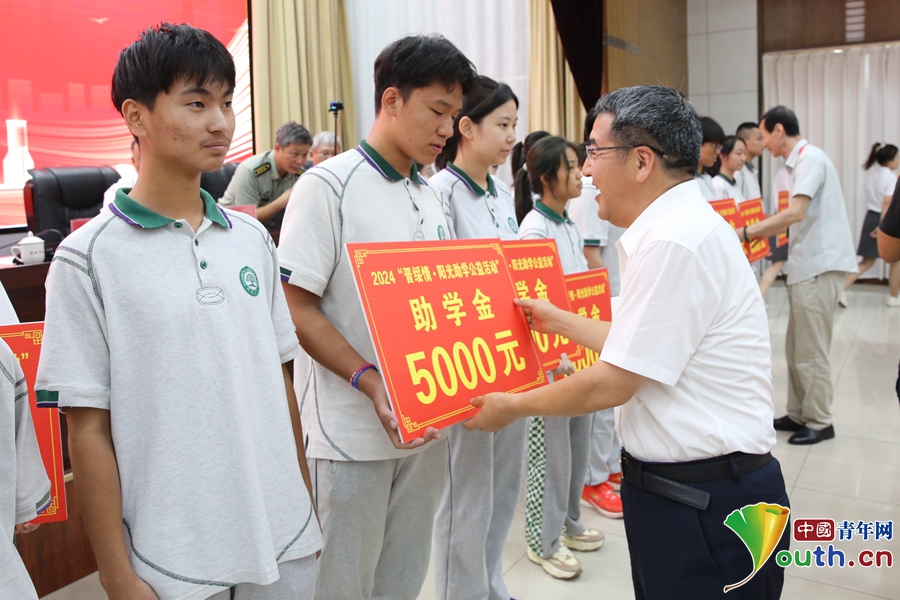 Agzy 连续九年公益助学 2024年“晋绥情·阳光助学公益活动”走进吕梁_爱国主义_中国青年网