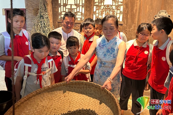 Agzy 一丸药济红军 一堂课传少年 贵州遵义娄山关红军小学开展“传承红色基因,探秘非遗中药” 红色研学实践活动_爱国主义_中国青年网